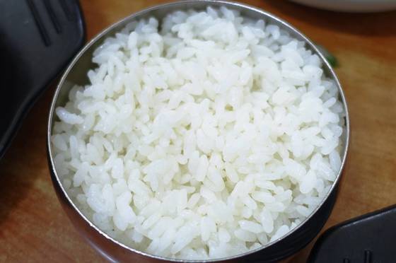 형제옥은 밥쌀로 신동진 품종을 쓴다. 다른 쌀보다 알갱이가 굵다. 여주인의 친정인 논산평야에서 예전부터 재배하던 품종이라 성질을 잘 알고 품질도 마음에 들어 계속 쓴다고 했다.
