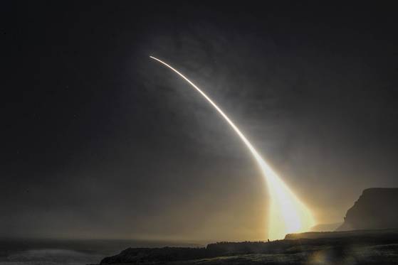 미 공군이 반덴버그 기지에서 탄두를 싣지 않은 대륙간탄도미사일(ICBM) 미니트맨3를 발사 실험하는 장면. [사진 미 국방부 홈페이지]