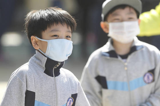 한 초등학교 운동회에서 학생들이 미세먼지 때문에 마스크를 쓰고 있다. 대구=프리랜서 공정식 