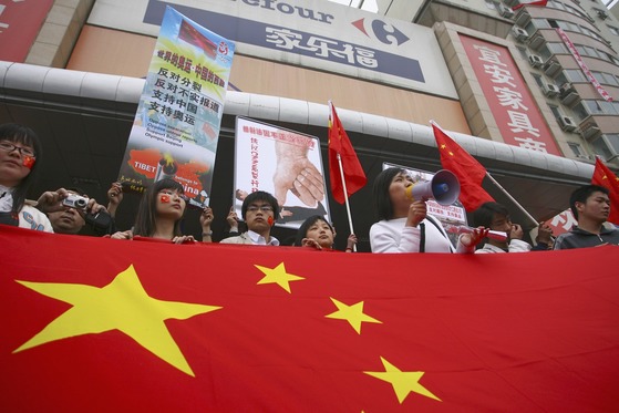 2008년 중국 허난성 정저우의 프랑스 대형 할인체인점 카르푸 앞에서 열린 불매운동 시위. [로이터=뉴시스]