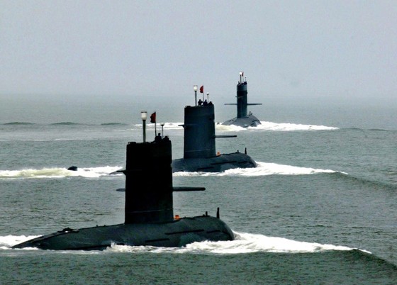 중국 동해함대의 잠수함들이 중국군 창설 78주년인 2005년 8월 1일 기념행사의 일환으로 동중국해에서 열린 군사훈련에 참여하고 있다. [사진 중앙포토]