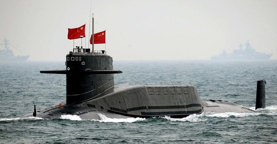 2009년 4월 전략 핵 미사일을 탑재한 중국 핵 잠수함 ‘창정 6호’가 산둥성 칭다오 앞바다에서 군 통수권자인 후진타오 前 국가주석의 사열함 앞을 지나고 있다. 멀리 희미하게 보이는 선박들은 이날 열린 중국 해군 창설 60주년 기념 열병식에 초청된 외국 군함들이다. [사진: 중앙포토]