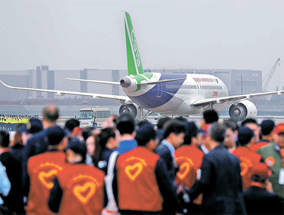 5일 중국 상하이 푸둥국제공항에서 중국의 첫 자국산 중대형 상용여객기 C919가 시험 비행을 위해 활주로 이륙을 준비하고 있다. [푸둥 로이터=뉴스1]