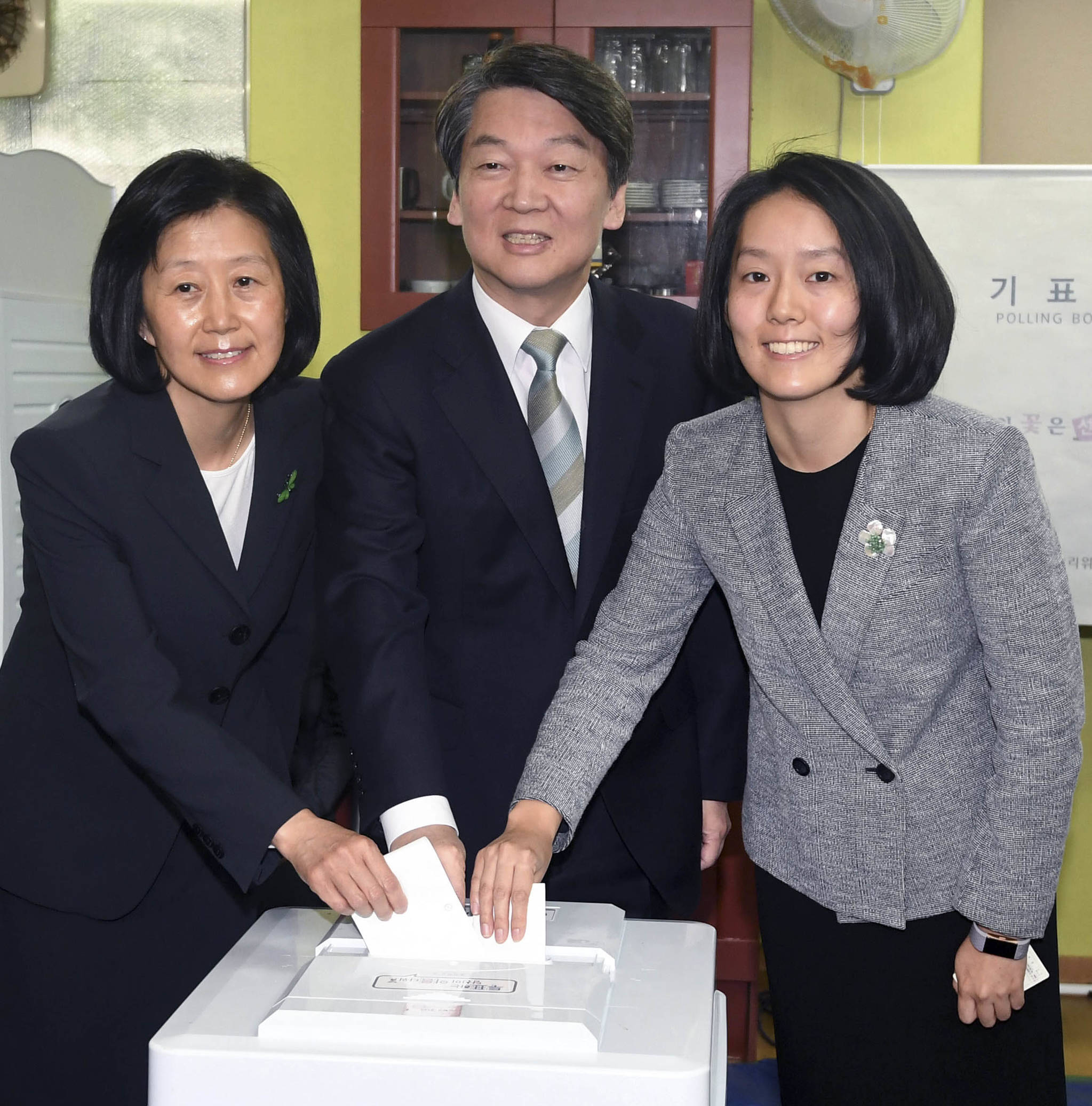 안철수 국민의당 대선후보가 9일 서울 노원구 상계동 제7투표소에서 아내 김미경 씨(왼쪽), 딸 설희 씨와 함께 투표하고 있다. 박종근 기자