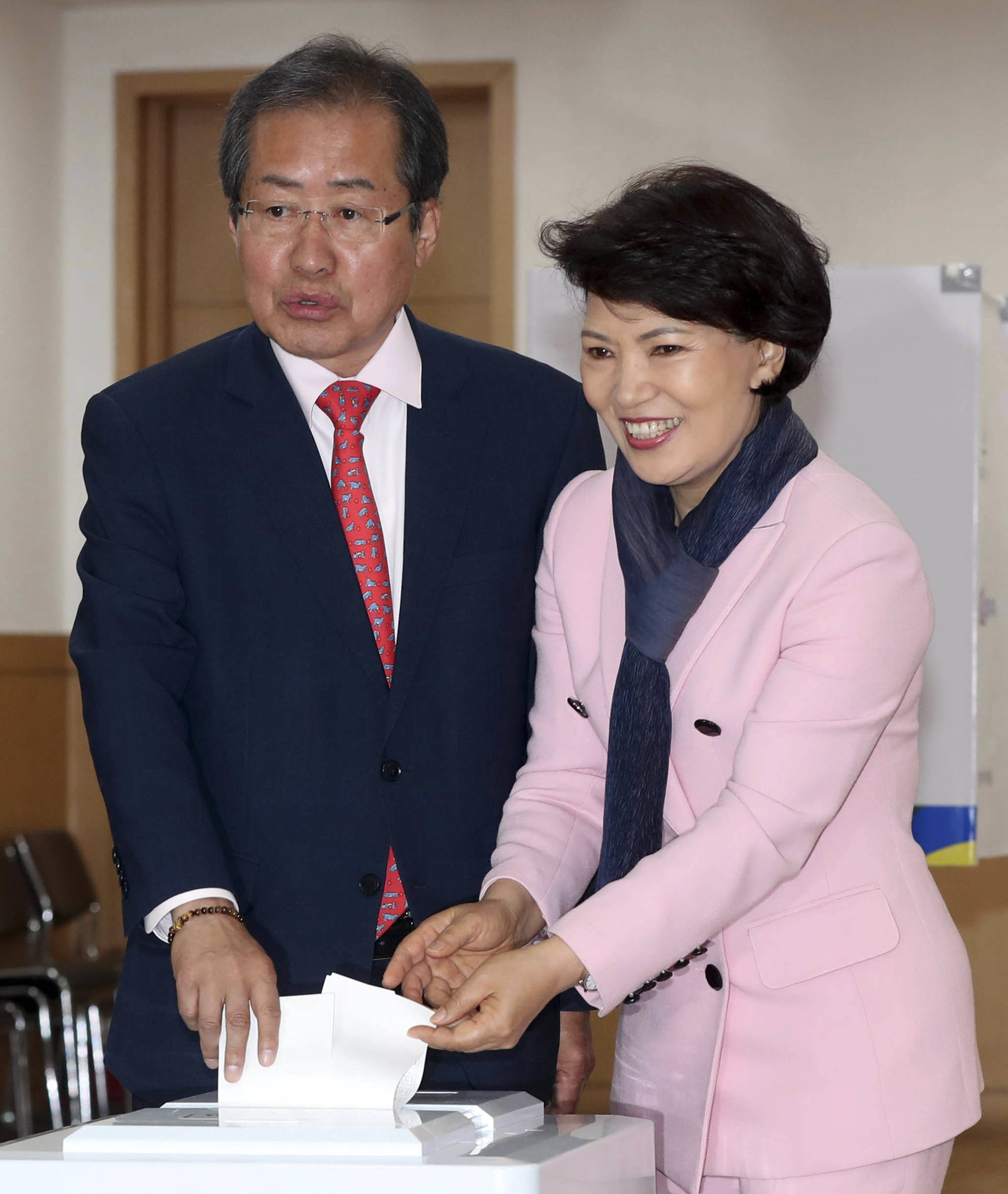 홍준표 자유한국당 후보가 9일 서울 잠실7동 송파문화원 투표소에서 부인 이순삼 씨와 함께 투표했다.강정현 기자
