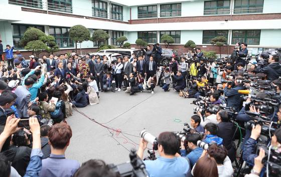 문재인 더불어민주당 대선후보가 9일 오전 서울 홍은초등학교 투표소에서 투표를 마친 뒤 기다리던 취재진 앞에서 기자회견하고 있다. 오종택 기자