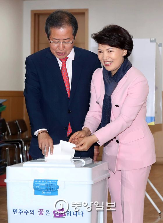 홍준표 자유한국당 후보가 9일 서울 잠실7동 송파문화원 제1 투표소에서 부인 이순삼 씨와 함께 투표했다.강정현 기자