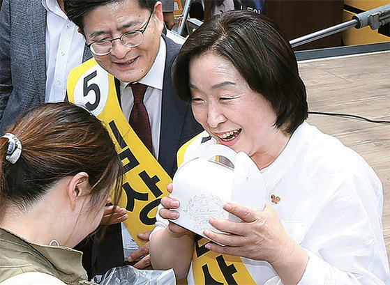 심상정 정의당 후보가 서울 신촌 유플렉스에서 진행한 ‘촛불 시민과 함께하는 12시간 필리버스킹’ 행사에서 한 시민으로부터 선물을 받고 있다. [임현동·전민규 기자]