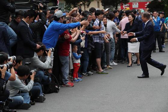 문재인 더불어민주당 대선후보가 9일 오전 서울 홍은초등학교 투표소에서 투표를 마친 뒤 악수를 청하는 주민들과 인사하고 있다. 오종택 기자