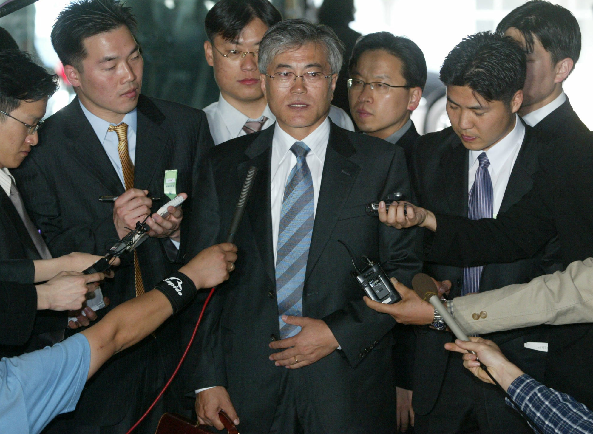 헌법재판소에서 지난 2004년 4월 20일 열린 노무현대통령 탄핵 4차공개변론에 문재인 당시 변호인단 간사가 입장하고 있다.