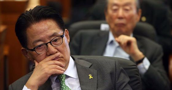 박지원 대표가 심각한 표정으로 방송3사 출구조사를 지켜보고 있다. 박종근 기자