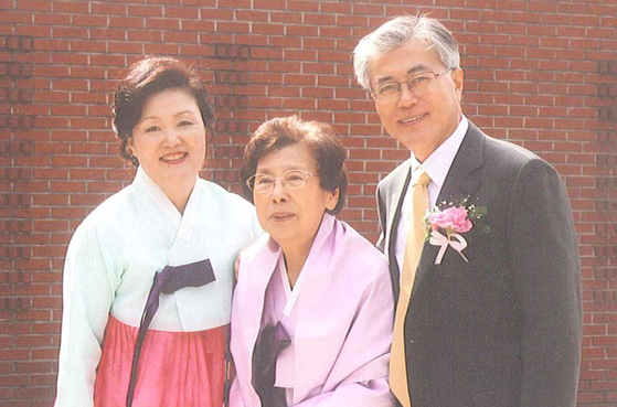 지난 2010년 3월 부산의 한 성당에서 진행된 문 당선인의 딸 다혜(34)씨 결혼식 때 강씨(가운데)가 문 당선인 부부와 함께 찍은 기념사진.