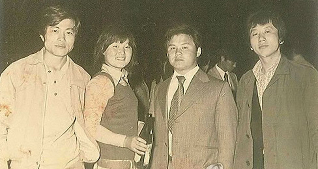 문재인 당선인이 대학3학년 때인 지난 1974년 법대 축제에서 만난 김정숙 여사와 친구들과 함께 찍은 사진