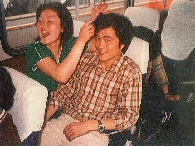 경희대 재학시절 MT를 떠나는 기차 안에서 김정숙 여사가 문재인 당선인의 머리를 빗겨주며 웃고 있다.