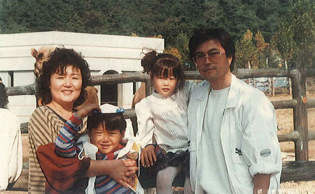 인권변호사 시절 부산동물원에서 즐거운 시간을 보내는 문재인 당선인 가족.왼쪽부터 김정숙 여사, 아들 준용, 딸 다혜씨