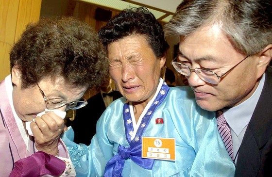 지난 2004년 7월 문재인 당시 청와대 사회문화수석이 금강산 온정각에서 열린 제10차 이산가족 상봉단에 참석했다. [사진 공동취재단]