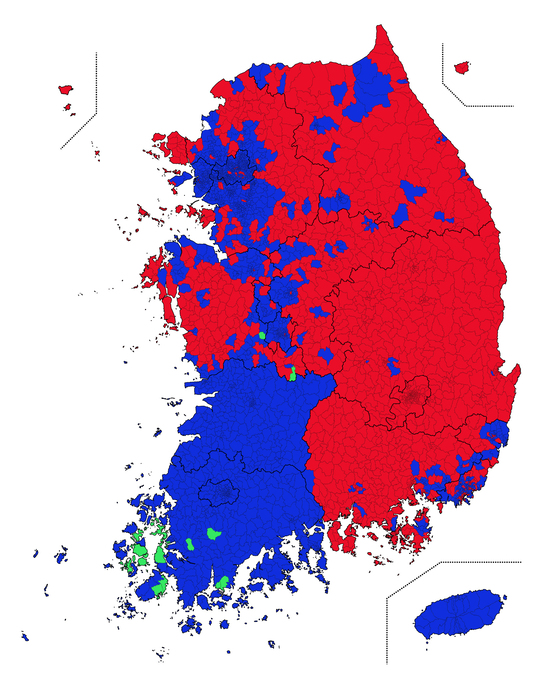 전국 읍·면·동별로 어떤 후보가 득표율 1위를 기록했는지 표시했다. 빨간색은 홍준표 후보가 1위, 파란색은 문재인 대통령이 1위, 초록색은 안철수 후보가 1위를 차지한 곳이다. 데이터 시각화=코드나무 김승범