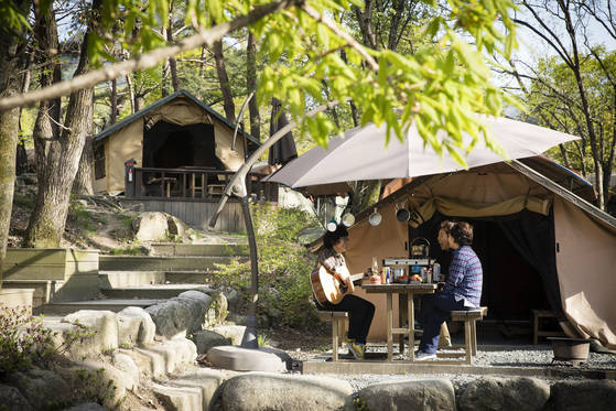 충주에서 온 노은희(왼쪽)씨와 친구들이 한적한 야영장에서 노래를 부르며 여유를 만끽하고 있다. 장진영 기자