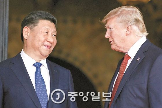 지난 6일(현지시간) 정상회담 중인 도널드 트럼프 미 대통령(오른쪽)과 시진핑 중국 국가주석. [사진 중앙포토]