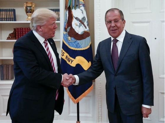 10일 미국 백악관에서 도널드 트럼프 대통령(왼쪽)과 세르게이 라브로프 러시아 외무장관이 만났다. [AP=뉴시스]
