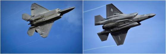 F-22(왼쪽)과 F-35B의 비교. F-22는 엔진이 두 개이고 F-35B는 한 개이다. [사진 미 태평양사령부]