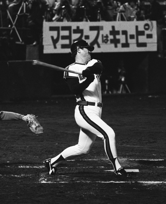 1980년 5월28일 롯데 오리온즈의 장훈이 한큐 브레이브스를 상대로 홈런을 치며 3000 안타의 위업을 달성할 때의 모습. [지지통신]