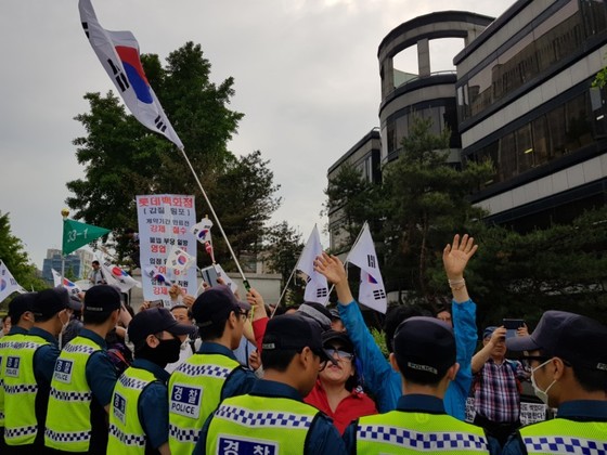 박근혜 전 대통령의 첫 재판이 열리는 서울중앙지법 앞에 모인 박 전 대통령 지지자들. 김민관 기자