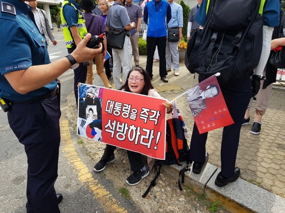 "박근혜 대통령은 죄가 없다"며 오열하는 지지자. 김민관 기자