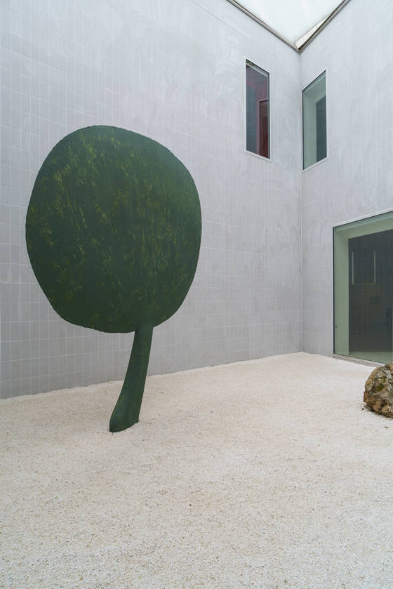 100주년 기념 전시에 맞춰 장욱진의 '나무'를 소재로 한 조형작품을 미술관 중정에 설치했다. 조각가 나점수의 작품이다. 사진=양주시립장욱진미술관