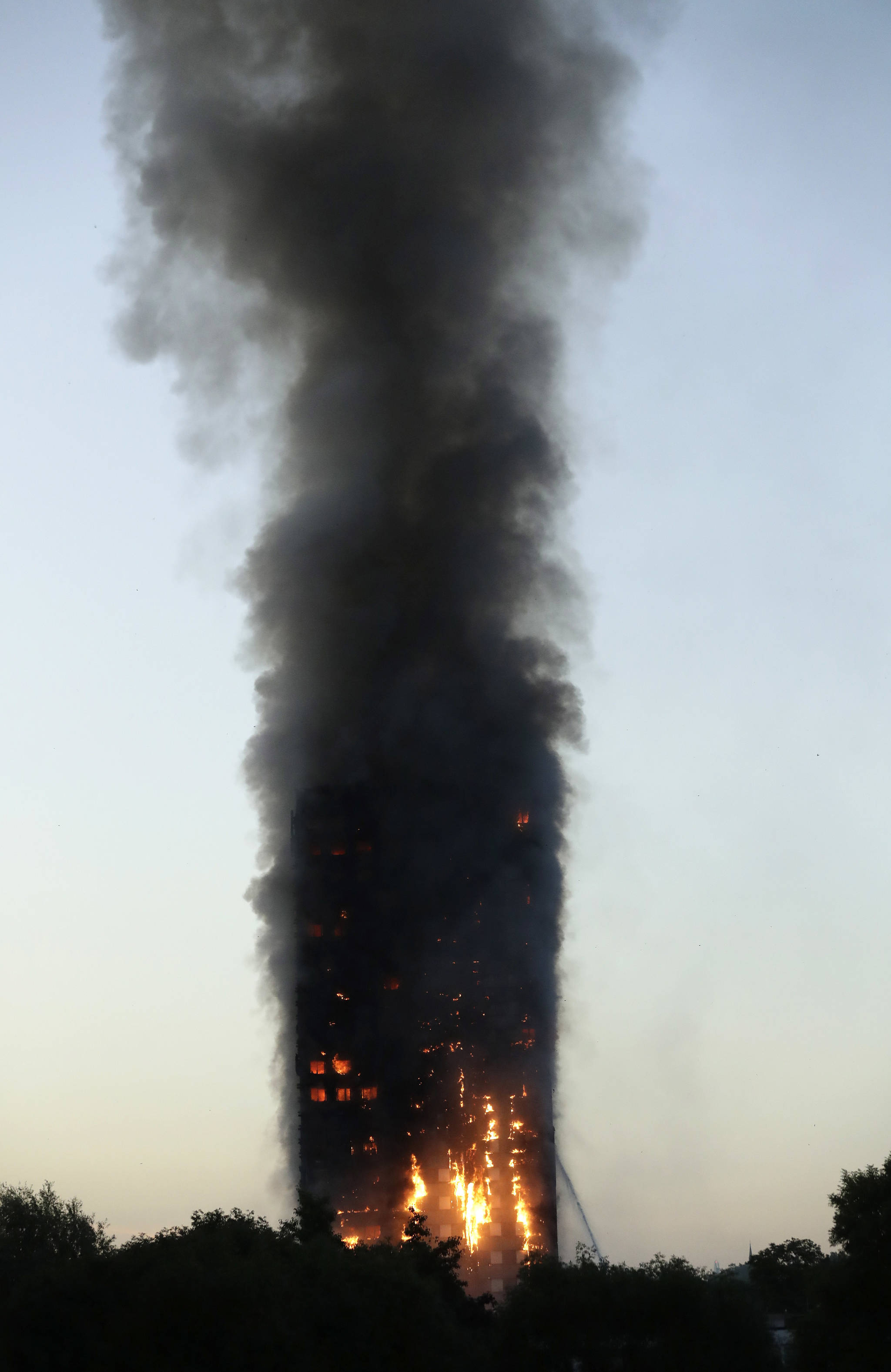14일(현지시간) 런던의 ‘그렌펠 타워’ 건물에 불길이 솟아 오르고 있다. 런던 경찰은 주변 주민들이 계속 피난하고 있다고 전했다.[AP=연합뉴스]