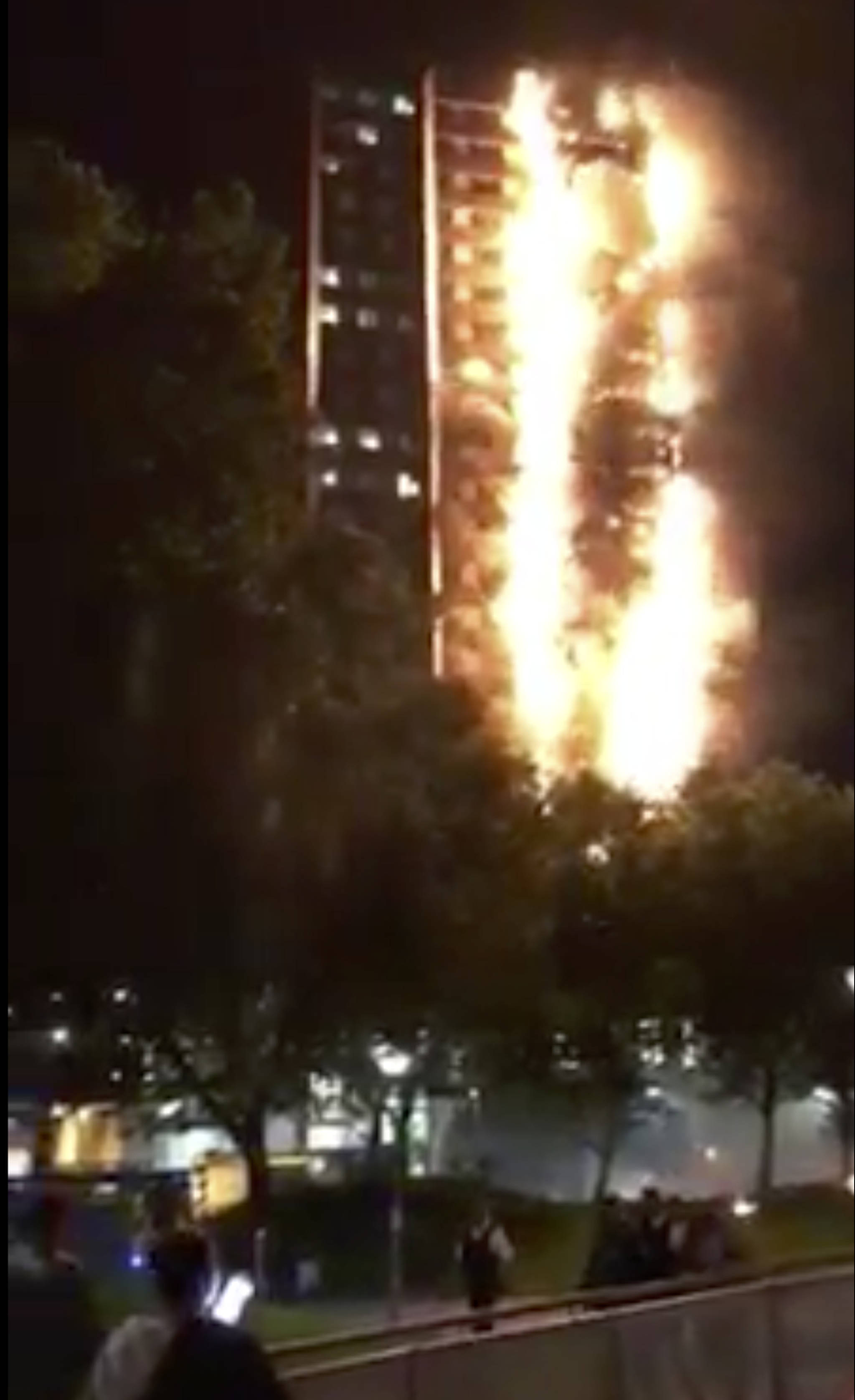 I4일(현지시간) 화재가 발생한 영국 런던 24층 짜리 고층 아파트 ‘그렌펠 타워’  주변 주민들이 대피하고 있다. [AP=연합뉴스]