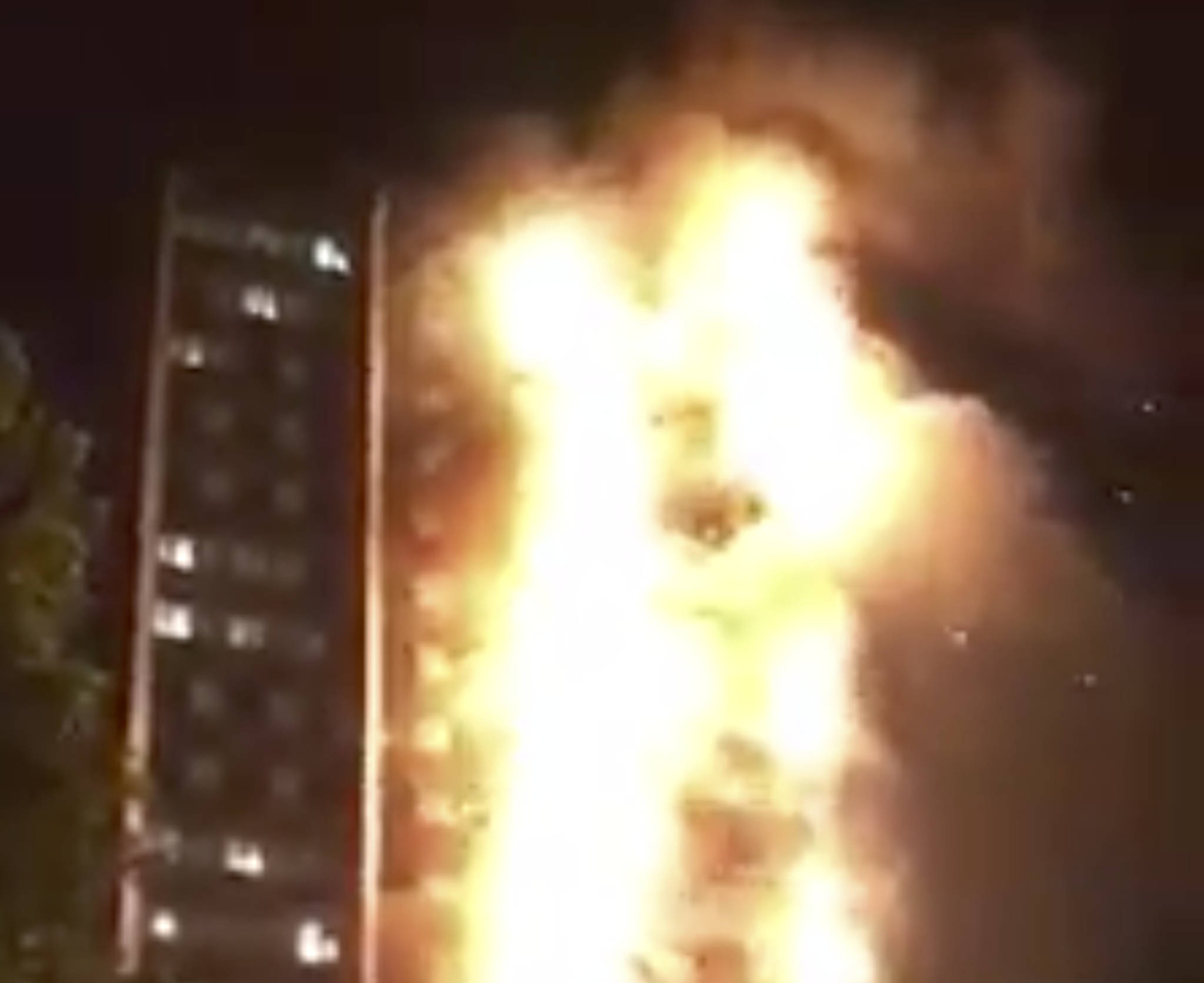 폭발장면 같은 I4일(현지시간) 영국 런던 24층짜리 고층 아파트 ‘그렌펠 타워’ 화재현장.[AP=연합뉴스]