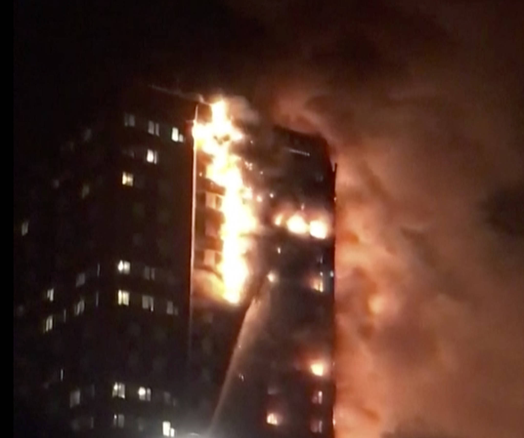 14일(현지시간) 영국 런던 시내 24층짜리 고층 아파트 ‘그렌펠 타워’ 가 불길에 휩싸여 있다.[AP=연합뉴스]