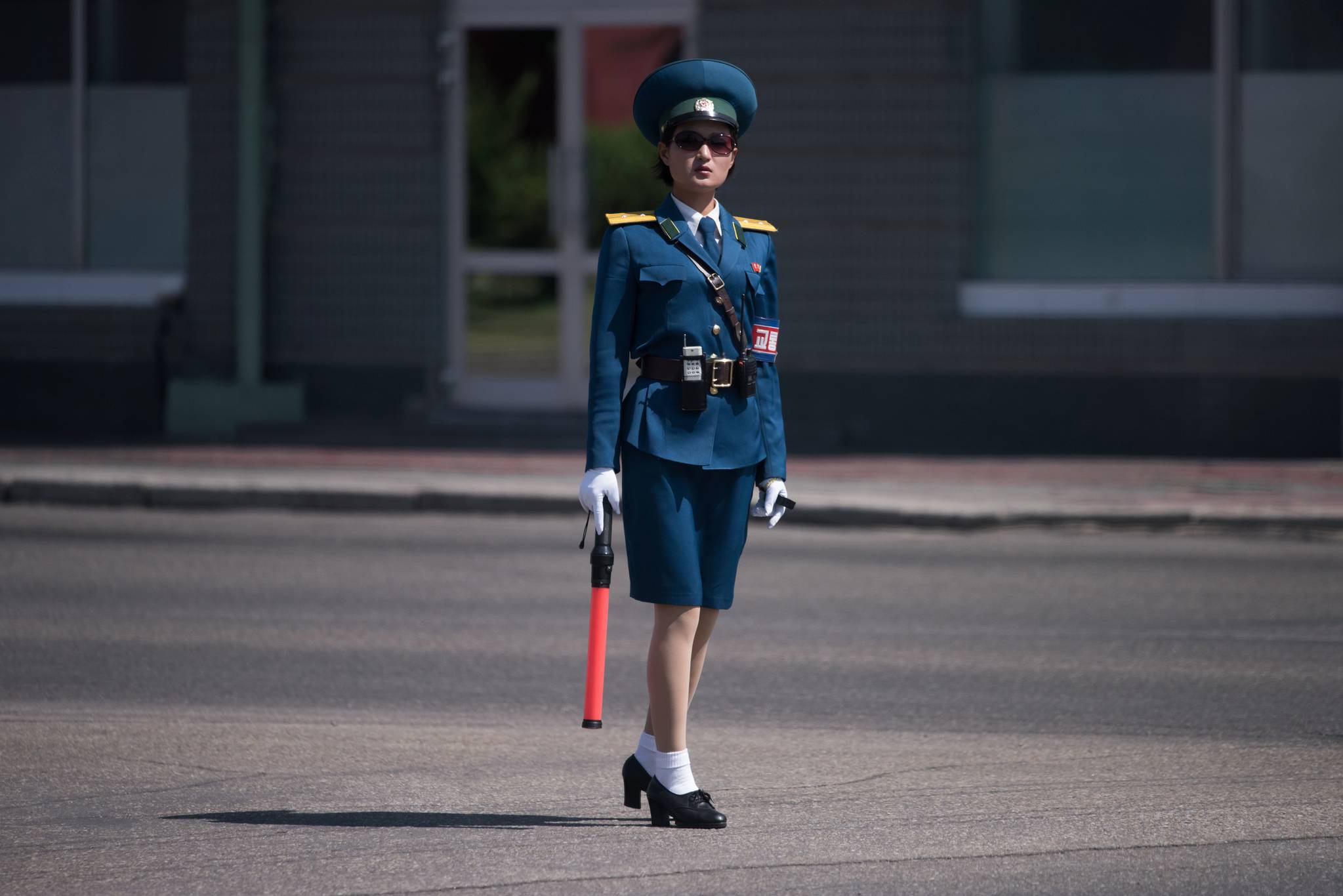 지난 4일 북한 평양 시내 교차로에서 교통지도를 하고 있는 여성 교통보안원.[AFP=연합뉴스]