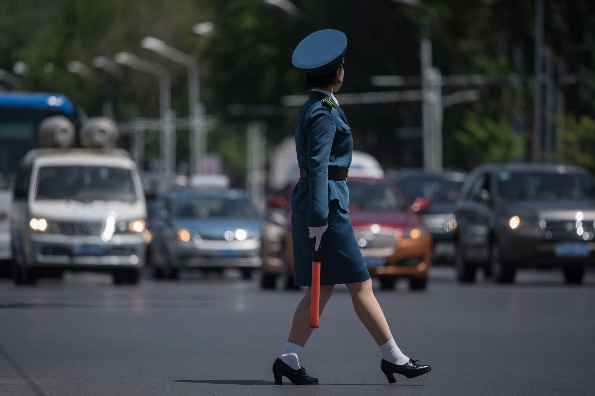 지난 5일 북한 평양 시내 교차로에서 교통지도를 하고 있는 여성 교통보안원.[AFP=연합뉴스]