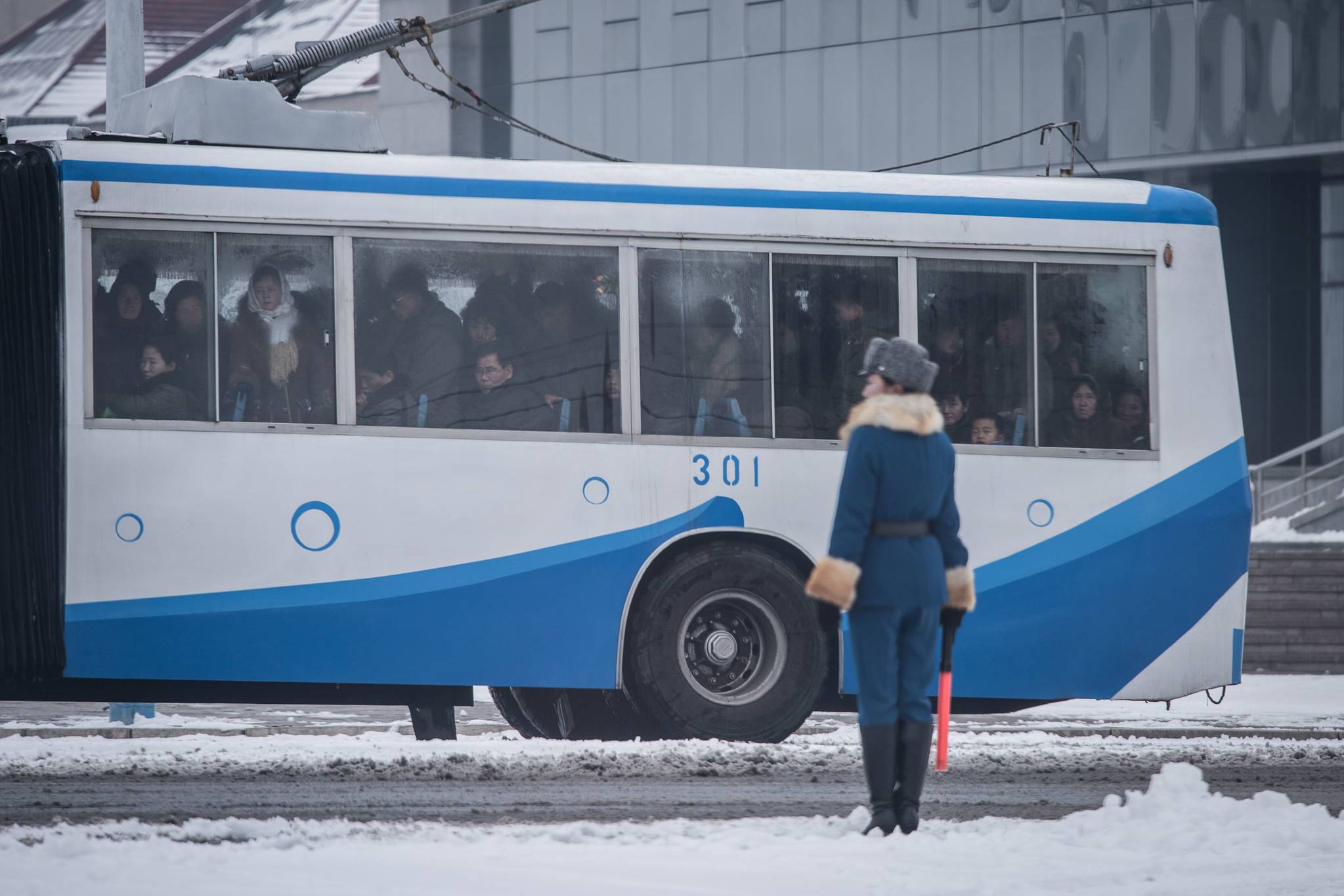 지난 2월22일 북한 평양 시내 교차로에서 교통지도를 하고 있는 여성 교통보안원.[AFP=연합뉴스]