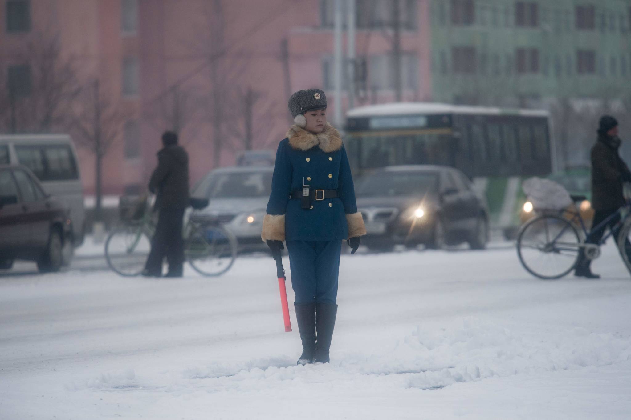 지난 2월22일 북한 평양 시내 교차로에서 교통지도를 하고 있는 여성 교통보안원.[AFP=연합뉴스]