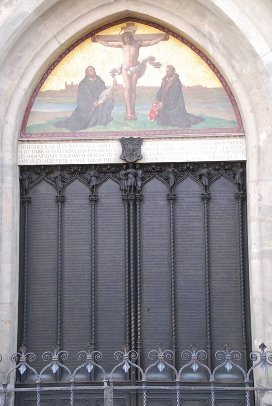 루터가 ‘95개조’를 내걸었던 비텐베르크 교회의 문. 지금은 철문에 새겨 있다.