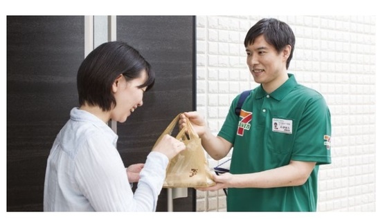   일본 세븐일레븐의 배달 서비스. [자료:세븐일레븐 기업 안내 책자]