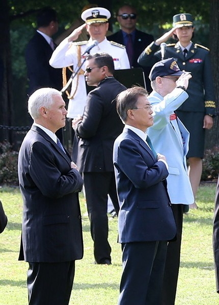문재인 대통령이 30일 오전(현지시간) 미국 워싱턴에 있는 한국전 참전기념비 공원을 방문해 참전용사들의 넋을 기리며 묵념하고 있다. 