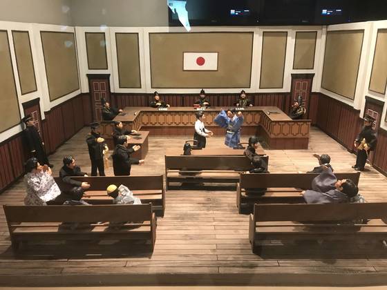 박열과 가네코가 일본 법정에서 재판을 받는 장면을 재현한 디오라마. 경북 문경시 박열의사기념관 내에 전시돼 있다. 문경=김정석기자
