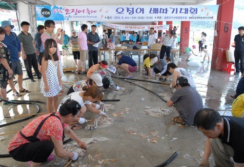 지난해 열린 울릉도 오징어 축제에서 오징어 배따기 대회가 열리고 있다. [사진 울릉군]