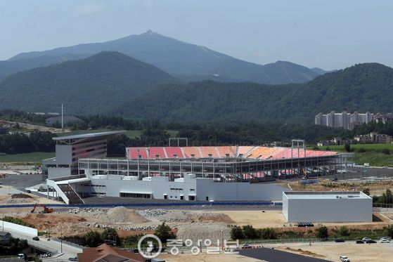 지난 19일 마무리 공사가 진행중인 평창 올림픽 플라자 전경.  평창=김경록 기자  