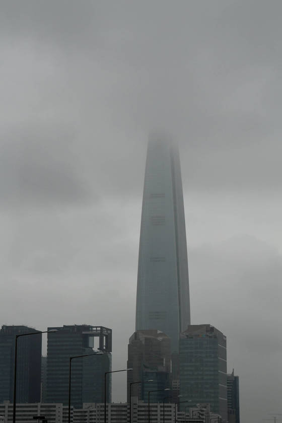 크기와 가격에서 국내 최고급인 시그니엘 레지던스는 잠실 롯데월드타워 42~71층에 들어서 있다. 123층 555m 높이여서 상층부가 먹구름에 둘러싸였다. 