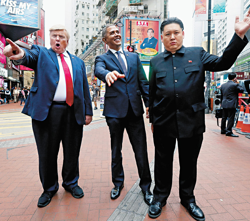 지난 4월 홍콩의 번화가에서 도널드 트럼프 미국 대통령과버락 오바마 전 미국 대통령, 김정은 북한 노동당 위원장과 닮은사람들(왼쪽부터)이 모여 포즈를 취하고 있다. [사진·중앙포토]