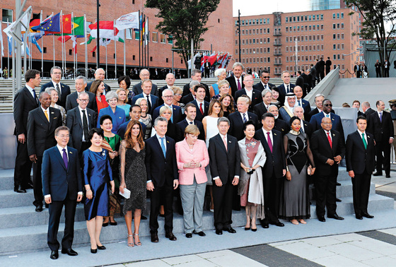 문재인 대통령(앞줄 왼쪽) 내외가 7월 7일 독일 함부르크 엘부필하모니에서 G20 정상부부들과 기념촬영을 하고 있다. [사진·중앙포토]