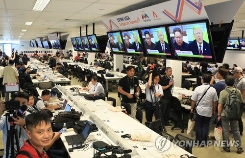 북미 정상회담을 이틀 앞둔 10일 싱가포르 F1 경기장 건물에 마련된 미디어센터 스크린 화면에 북미 정상의 모습이 비치고 있다. 연합뉴스