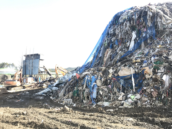 [단독]’의성 쓰레기 산’정리하면 … 7000 톤의 쓰레기가 나왔어요