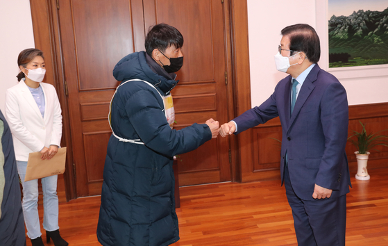 Singles Day 46 Poet Song Gyeong-dong “I will cut my lifeline until Kim Jin-suk reinstatement”