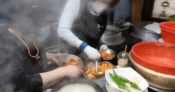 생방송 중 막 잡힌 ‘깍두기 레탕’… 부산 돼지 국밥 집 마지막